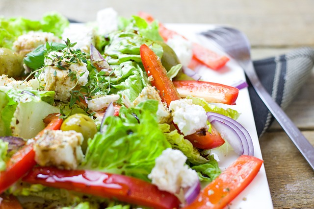 Insalatona con feta e patate